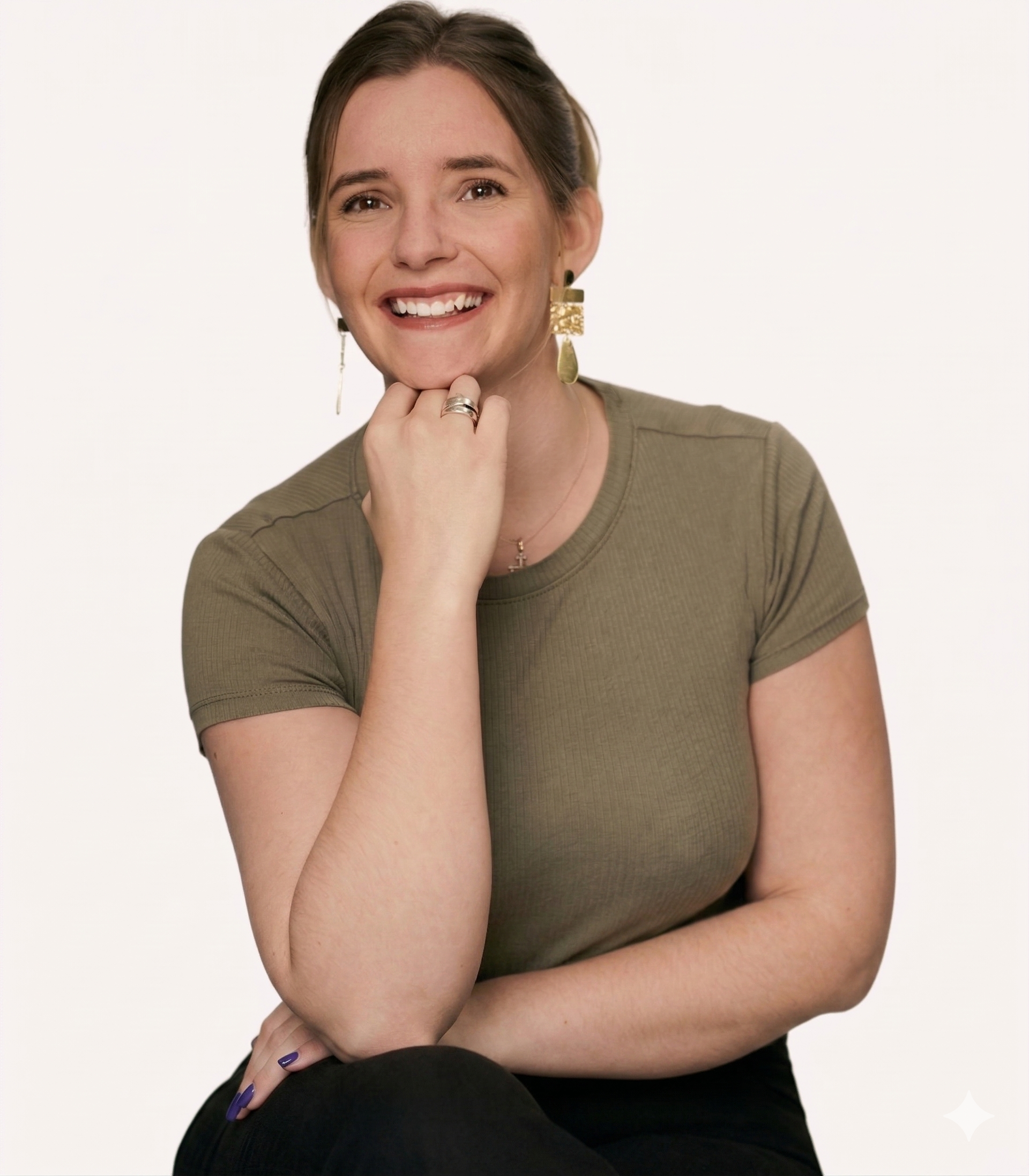 Lisa Lavigne sentada y sonriendo